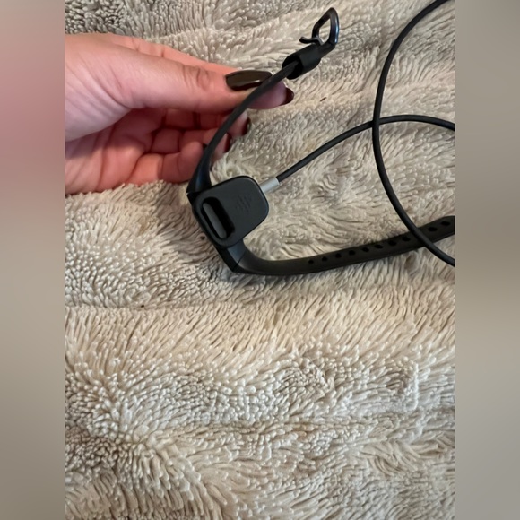 Fit Bit Charge 4 - Picture 3 of 3